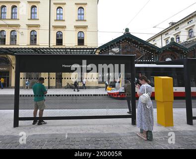 Praga, Repubblica Ceca. 19 giugno 2024. Il trasporto in tram è tornato nella zona intorno alla stazione ferroviaria di Masaryk dopo una chiusura per la ricostruzione, Praga, 19 giugno 2024. Crediti: Michal Krumphanzl/CTK Photo/Alamy Live News Foto Stock