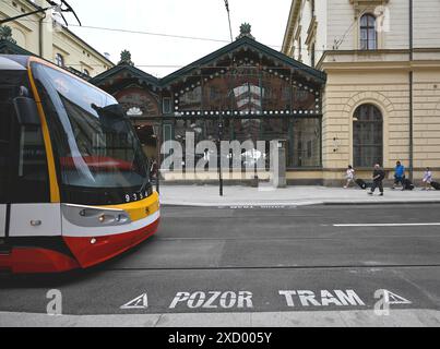 Praga, Repubblica Ceca. 19 giugno 2024. Il trasporto in tram è tornato nella zona intorno alla stazione ferroviaria di Masaryk dopo una chiusura per la ricostruzione, Praga, 19 giugno 2024. Crediti: Michal Krumphanzl/CTK Photo/Alamy Live News Foto Stock