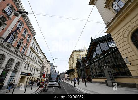 Praga, Repubblica Ceca. 19 giugno 2024. Il trasporto in tram è tornato nella zona intorno alla stazione ferroviaria di Masaryk dopo una chiusura per la ricostruzione, Praga, 19 giugno 2024. Crediti: Michal Krumphanzl/CTK Photo/Alamy Live News Foto Stock