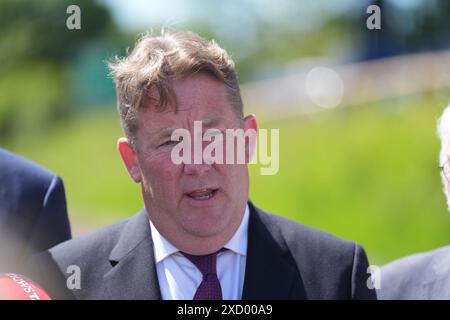 Il ministro irlandese degli alloggi Darragh o'Brien parla ai media in occasione di un evento per celebrare il completamento della seconda fase del progetto di restauro del canale dell'Ulster a Clones Marina, Clones, Contea di Monaghan. Data foto: Mercoledì 19 giugno 2024. Foto Stock