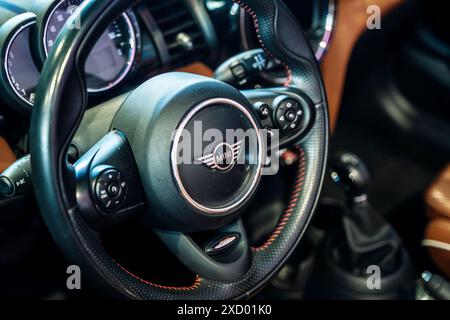 Londra, Regno Unito - 4 giugno 2024: Auto mini cooper. Industria automobilistica elettrica Mini cooper. Foto di alta qualità Foto Stock