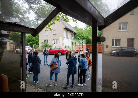 19 giugno 2024, Sassonia, Pödelwitz: I membri di un comitato di valutazione per il concorso "il nostro villaggio ha un futuro" visitano il villaggio di Pödelwitz. Qualche anno fa, il destino del villaggio nell'area mineraria della lignite sembrava sigillato. Pödelwitz doveva essere estratta. La salvezza è arrivata nel 2021. Ora il villaggio sta facendo domanda per il concorso statale organizzato dal Ministero sassone per lo sviluppo regionale. Solo 33 persone vivono ancora nel villaggio, il 80% delle case sono vuote e abbandonate dal 2015/16. I lotti di terreno appartengono a Mibrag, la compagnia mineraria una volta li acquistò dai residenti di Pödelwitz Foto Stock