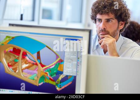 Ingegnere industriale. Simulazione avanzata di strutture leggere per il settore dei trasporti. Parco tecnologico. Derio. Bizkaia. Paesi Baschi. Centro benessere Foto Stock