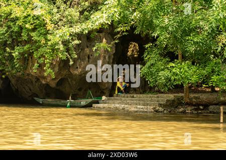 Percorrendo il meraviglioso e tranquillo fiume Tam Coc, Ninh Binh, Vietnam. Accattivante, sorprendente, mozzafiato, avvincente, abbagliante, eccellente, Foto Stock