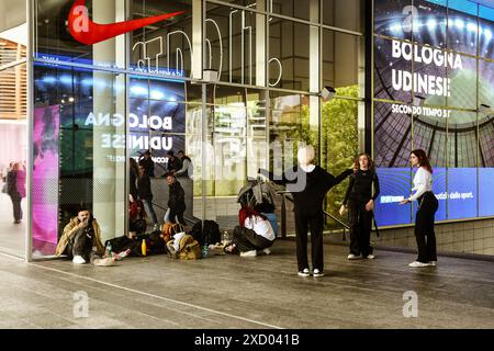 Un piccolo gruppo di ragazze che cercano un ballo da condividere su TikTok in Piazza Gae Aulenti, quartiere porta Garibaldi, Milano, Lombardia, Italia Foto Stock