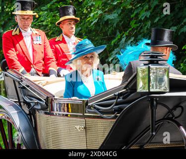 Ascot, Regno Unito 19 giugno 2024. La regina Camilla e il principe Guglielmo, principe di Galles condussero la tradizionale processione in carrozza da Windsor, attraverso le verdi strade del Berkshire, fino all'ippodromo per il secondo giorno di Royal Ascot. Crediti: MartinJPalmer/Alamy Live News Foto Stock