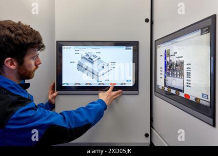 Cabina di controllo, tornio verticale, centro di lavorazione, CNC, progettazione, fabbricazione e installazione di macchine utensili, Gipuzkoa, Paesi Baschi, Spagna, Europa Foto Stock