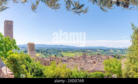 San Gimignano, Toscana, Italia; 22 giugno 2024 - Una vista dello skyline di San Gimignano, Toscana, Italia Foto Stock