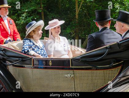 Ascot, Regno Unito 19 giugno 2024. La principessa Eugenie è raggiunta da Lady Sarah Keswick, Jack Brooksbank e Sir Mark Prescott nella seconda carrozza per la tradizionale processione in carrozza di oggi da Windsor, attraverso le verdi strade del Berkshire, fino all'ippodromo per il secondo giorno di Royal Ascot. Crediti: MartinJPalmer/Alamy Live News Foto Stock