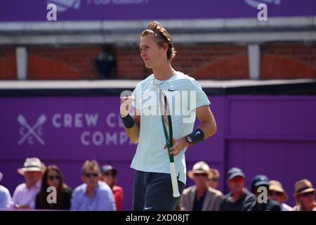 Londra, Regno Unito. 19 giugno 2024; Cinch Championships, Queens Club, West Kensington, Londra, Inghilterra: Cinch Championships Queens Club, giorno 3; Sebastian Korda (USA) festeggia nei confronti dei suoi allenatori dopo aver vinto il primo set contro Grigor Dimitrov (BUL), match maschile singolo Credit: Action Plus Sports Images/Alamy Live News Foto Stock