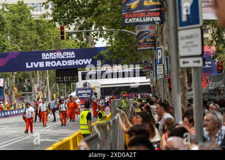 Barcellona, Spagna. 19 giugno 2024. Atmosfera prima del Road show di F1 nel centro di Barcellona, dove la folla aspetta di vedere le auto correre attraverso il centro di Barcellona. Ambiente previo al Road show de la F1 en el centro de Barcelona, donde multitudes est‡n esperando para ver los monoplazas correr por el centro de Barcelona. Nella foto: News Politics - Barcellona, Spagna mercoledì 19 giugno 2024 (foto di Eric Renom/LaPresse) crediti: LaPresse/Alamy Live News Foto Stock