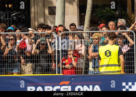 Barcellona, Spagna. 19 giugno 2024. Atmosfera prima del Road show di F1 nel centro di Barcellona, dove la folla aspetta di vedere le auto correre attraverso il centro di Barcellona. Ambiente previo al Road show de la F1 en el centro de Barcelona, donde multitudes est‡n esperando para ver los monoplazas correr por el centro de Barcelona. Nella foto: News Politics - Barcellona, Spagna mercoledì 19 giugno 2024 (foto di Eric Renom/LaPresse) crediti: LaPresse/Alamy Live News Foto Stock