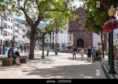 Accogliente piazza con sullo sfondo la Cattedrale del XV secolo - catedral sé, di Funchal. Foto Stock