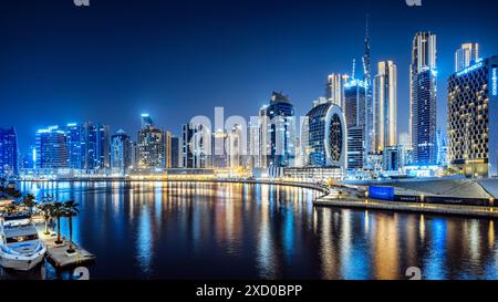 dubai, vae - 31. maggio 2024 - la baia degli affari di dubai di notte, emirati arabi uniti Foto Stock