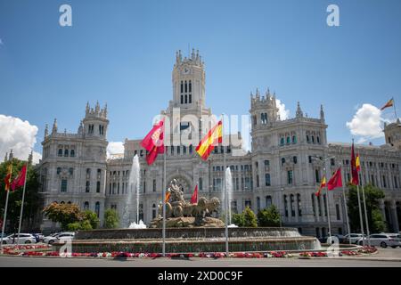 Madrid, Spagna. 19 giugno 2024. Le bandiere della Casa reale spagnola volano in Plaza de Cibeles a Madrid. Crediti: D. Canales Carvajal/Alamy Live News Foto Stock