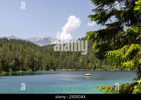 Sommerliches Wetter am Eibsee die Sonne scheint bei blauem Himmel und wenigen Wolken auf die Landschaft am Eibsee., Grainau Bayern Deutschland *** tempo estivo a Eibsee il sole splende sul paesaggio a Eibsee , Grainau Baviera Germania, con un cielo blu e poche nuvole Foto Stock