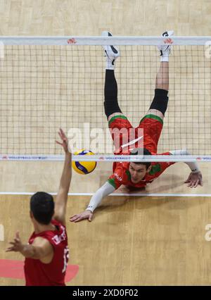 Pasay City. 19 giugno 2024. Milad Ebadipour Ghara H. (R) dell'Iran cerca di salvare la palla durante la partita tra Iran e Stati Uniti alla Men's Volleyball Nations League (VNL) 2024 a Pasay City, Filippine, 19 giugno 2024. Crediti: Rouelle Umali/Xinhua/Alamy Live News Foto Stock