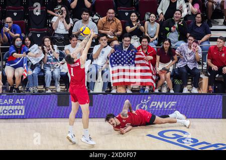 Pasay City. 19 giugno 2024. Matthew Anderson (L) degli Stati Uniti salva la palla durante la partita tra Iran e Stati Uniti alla Men's Volleyball Nations League (VNL) 2024 a Pasay City, Filippine 19 giugno 2024. Crediti: Rouelle Umali/Xinhua/Alamy Live News Foto Stock