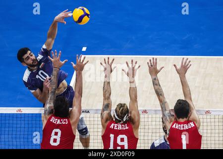 Pasay City. 19 giugno 2024. Amin Esmaeilnezhad (Back L) dell'Iran punta la palla durante la partita tra Iran e Stati Uniti alla Men's Volleyball Nations League (VNL) 2024 a Pasay City, Filippine, 19 giugno 2024. Crediti: Rouelle Umali/Xinhua/Alamy Live News Foto Stock