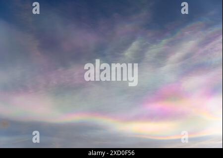 Nuvole di Nacreo sopra Durham, Inghilterra, Regno Unito Foto Stock