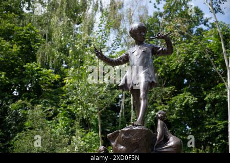 La statua di Peter Pan è una scultura in bronzo del 1912 del personaggio di J. M. Barrie Peter Pan. Commissionato da Barrie e realizzato da Sir George Frampton Foto Stock