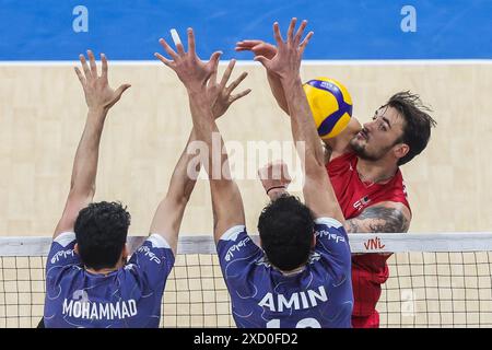 Pasay City. 19 giugno 2024. Torey Defalco (R), degli Stati Uniti, punta la palla durante la partita tra Iran e Stati Uniti alla Men's Volleyball Nations League (VNL) 2024 a Pasay City, Filippine, 19 giugno 2024. Crediti: Rouelle Umali/Xinhua/Alamy Live News Foto Stock