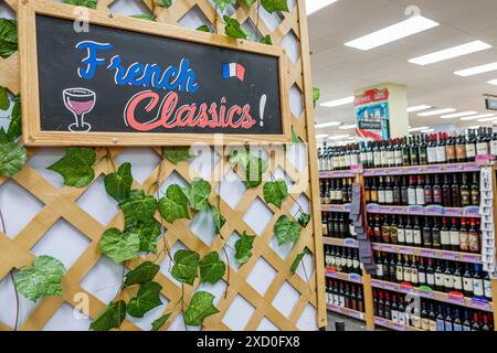 Miami Beach, Florida, supermercato del supermercato Trader Joe's, mercato alimentare, affari, corridoio, interni, lavagna con segni classici francesi, shel Foto Stock