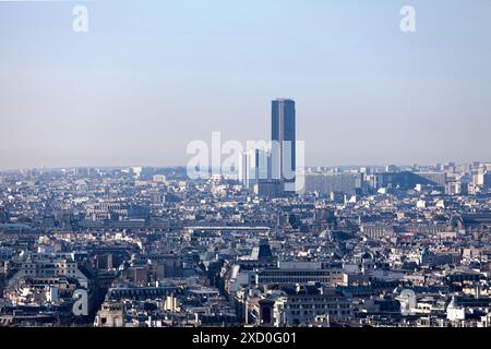 Vista aerea di Parigi dal Sacro-Cœur. Possiamo vedere il Musée du Louvre che si estende da un lato all'altro con dietro di esso, da sinistra a destra, il Foto Stock