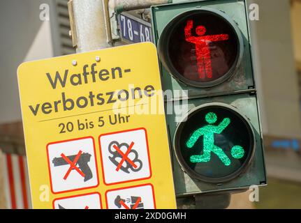 19 giugno 2024, Assia, Francoforte sul meno: Durante la fase di transizione, un semaforo rosso e un semaforo verde possono essere visti ai semafori pedonali nel quartiere della stazione. Il "rosso" somiglia a un arbitro che mostra un cartellino rosso, il "verde" somiglia a un giocatore di calcio in azione. Secondo l'Ufficio del traffico stradale, i semafori pedonali della stazione centrale e del Kaisertor sono stati equipaggiati in modo adeguato ai campionati europei. Foto: Andreas Arnold/dpa Foto Stock