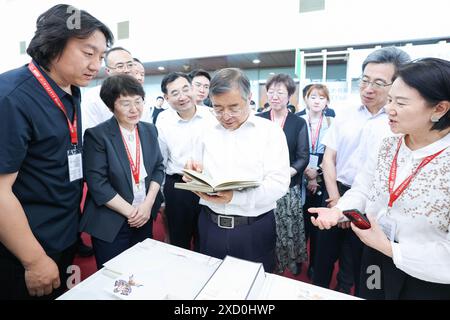 Pechino, Cina. 19 giugno 2024. Li Shulei, membro dell'Ufficio politico del Comitato centrale del Partito Comunista Cinese (CPC) e capo del Dipartimento di pubblicità del Comitato centrale del CPC, visita e ricerca la 30a Fiera Internazionale del Libro di Pechino a Pechino, capitale della Cina, 19 giugno 2024. La fiera del libro ha avuto inizio mercoledì al China National Convention Center di Pechino. Crediti: Liu Bin/Xinhua/Alamy Live News Foto Stock