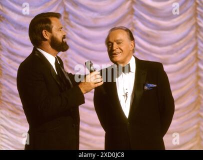 GLEN CAMPBELL cantante country americano sul palco con l'attore Bob Hope in un gala di beneficenza a Stoccolma. Foto Stock