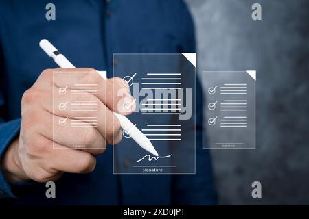 Firma elettronica e concetto di ufficio senza carta. Un uomo d'affari usa una penna per firmare documenti elettronici su documenti digitali su uno schermo virtuale. E-S. Foto Stock