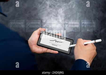 Idea del luogo di lavoro senza carta, firma elettronica, firma elettronica, gestione dei documenti. Un uomo d'affari firma un documento elettronico su un documento digitale su un Foto Stock