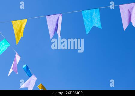 GOIANIA GOIAS BRASILE – 19 LUGLIO 2024: Due cordoni con bandiere colorate e cielo blu sullo sfondo. Foto Stock