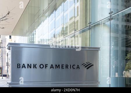 Houston, Texas, USA - 13 marzo 2022: Il segno della Bank of America alla Bank of America Tower in Capitol St. A Houston, Texas, USA Foto Stock