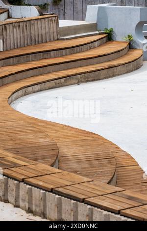 Eleganza nell'architettura. Struttura ricurva marrone per scale in cemento. Foto Stock