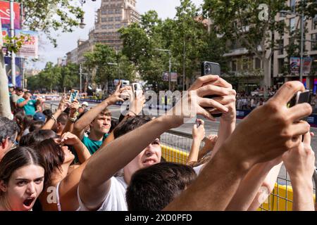 Barcellona, Barcellona, Spagna. 19 giugno 2024. La gente guarda le auto da corsa di F1. Formula 1 per le strade di Barcellona con la dimostrazione del "Road show". Le auto viaggiano lungo l'emblematico Passeig de GrÃ cia a velocità fino a 100 km/h.. In previsione del Gran Premio di Spagna. (Credit Image: © Pablo Dondero/ZUMA Press Wire) SOLO PER USO EDITORIALE! Non per USO commerciale! Crediti: ZUMA Press, Inc./Alamy Live News Foto Stock