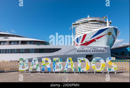 Bridgetown, Barbados - 25 novembre 2023: Nave da crociera di lusso Emerald Azzurra e nave da crociera P and o Arvia di fronte all'insegna Barbados nel porto di Foto Stock