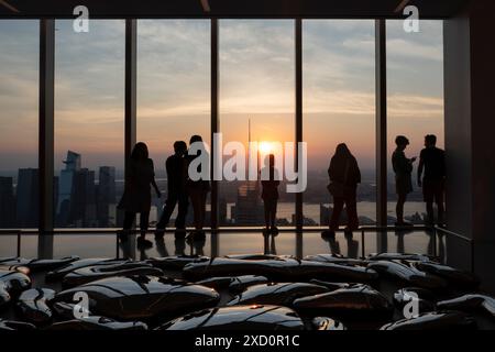 New York, Stati Uniti. 18 giugno 2024. Le persone si godono il tramonto dalla piattaforma di osservazione Summit One Vanderbilt a New York, Stati Uniti, il 18 giugno 2024. Il Summit One Vanderbilt è un vero e proprio paese delle meraviglie di esperienze sensoriali. Kenzo Digital, l'artista che sta progettando ogni stanza, sta usando degli specchi per riflettere e rifrangere la città che circonda la struttura. L'attrazione porta i visitatori al 93° piano, sopra iconici grattacieli come l'Empire State Building e il Chrysler Building. (Foto di Aashish Kiphayet/NurPhoto) crediti: NurPhoto SRL/Alamy Live News Foto Stock