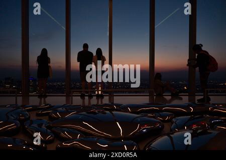 New York, Stati Uniti. 18 giugno 2024. Le persone si godono il tramonto dalla piattaforma di osservazione Summit One Vanderbilt a New York, Stati Uniti, il 18 giugno 2024. Il Summit One Vanderbilt è un vero e proprio paese delle meraviglie di esperienze sensoriali. Kenzo Digital, l'artista che sta progettando ogni stanza, sta usando degli specchi per riflettere e rifrangere la città che circonda la struttura. L'attrazione porta i visitatori al 93° piano, sopra iconici grattacieli come l'Empire State Building e il Chrysler Building. (Foto di Aashish Kiphayet/NurPhoto) crediti: NurPhoto SRL/Alamy Live News Foto Stock