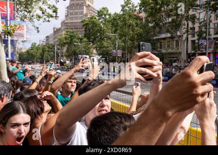 Barcellona, Barcellona, Spagna. 19 giugno 2024. La gente guarda le auto da corsa di F1. Formula 1 per le strade di Barcellona con la dimostrazione del "Road show". Le auto viaggiano lungo l'emblematico Passeig de GrÃ cia a velocità fino a 100 km/h.. In previsione del Gran Premio di Spagna. (Credit Image: © Pablo Dondero/ZUMA Press Wire) SOLO PER USO EDITORIALE! Non per USO commerciale! Crediti: ZUMA Press, Inc./Alamy Live News Foto Stock