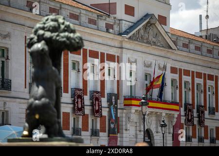 Madrid, Spagna. 19 giugno 2024. Un ritratto di re Filippo vi è appeso sulla facciata della sede della Comunità di Madrid. Varie attività sono state svolte a Madrid durante questo 19 giugno per celebrare i 10 anni di regno di Felipe vi, re di Spagna. Credito: SOPA Images Limited/Alamy Live News Foto Stock