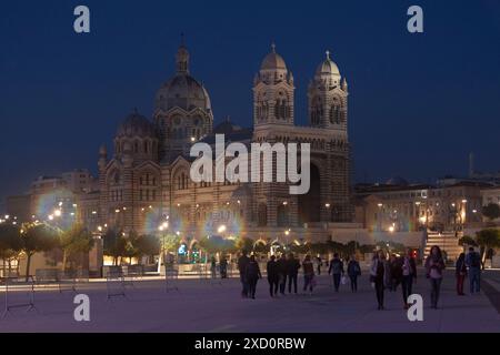Marsiglia, Francia - 23 marzo 2019: Persone che camminano di notte intorno alla cattedrale di Marsiglia (francese: Cathédrale Sainte-Marie-majeure de Marseille o Cat Foto Stock