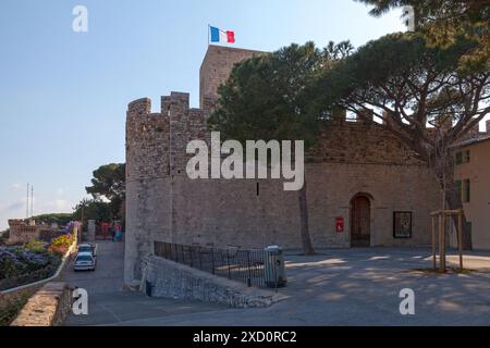 Cannes, Francia - marzo 25 2019: Il Museo di Castre (in francese: Musée de la Castre) è un museo di Cannes installato nelle vestigia del cast medievale Foto Stock