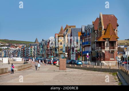 Mers-les-Bains, Francia - 11 settembre 2020: File di case a schiera colorate a graticcio sull'Esplanade du Général Leclerc lungo la spiaggia. Foto Stock