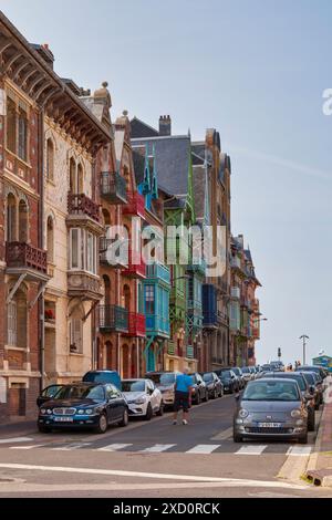 Mers-les-Bains, Francia - 11 settembre 2020: File di case a schiera colorate a graticcio in Rue Sadi Carnot nel centro della città. Foto Stock