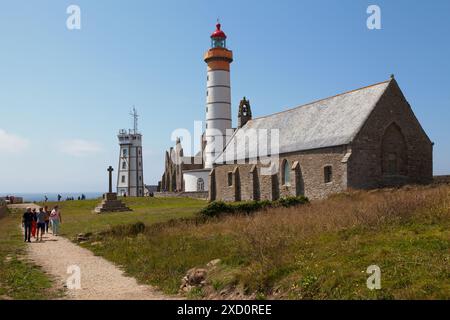 Plougonvelin, Francia - 24 luglio 2017: La pointe Saint-Mathieu con il suo sémpahore, il faro e le rovine dell'abbazia. Si trova vicino a le Conquet in Th Foto Stock