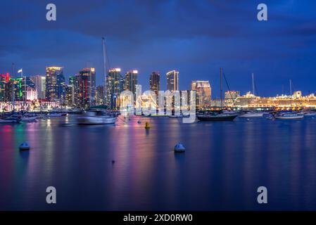 Skyline e porto di San Diego di notte. San Diego, California, Stati Uniti. Foto Stock