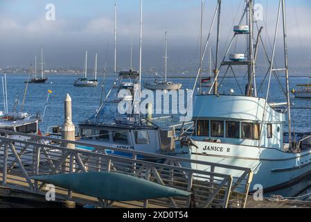 Barca ormeggiata a Morro Bay, California. Foto Stock
