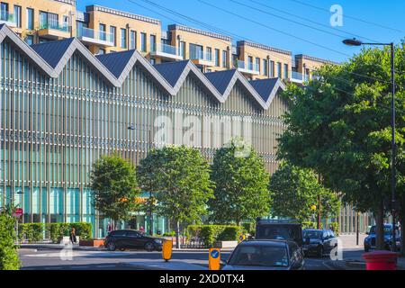 Londra, Regno Unito - 26 maggio 2024 - London Street view con nuovo sviluppo residenziale, Fulham Wharf Foto Stock